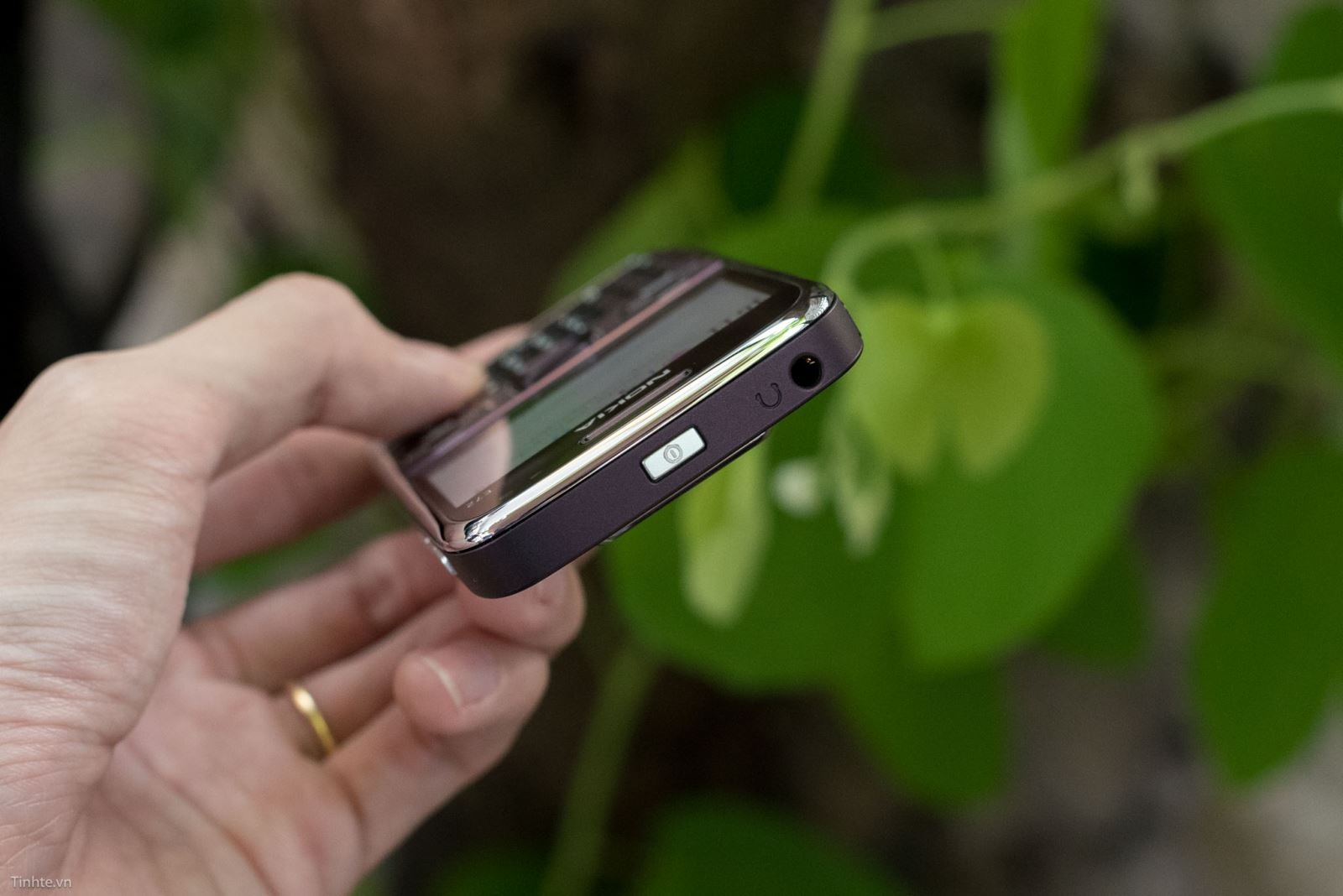 Hoài niệm với loạt ảnh trên tay điện thoại Nokia E72 8