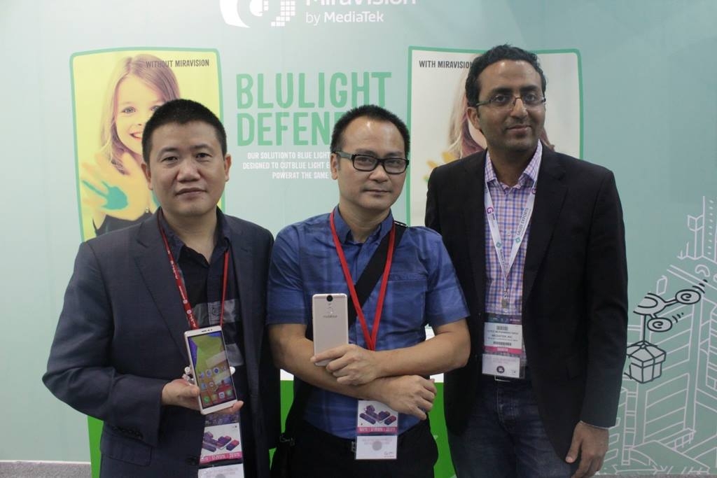 Ông Ngô Nguyên Kha (ở giữa) trên tay sản phẩm mới tại GITEX