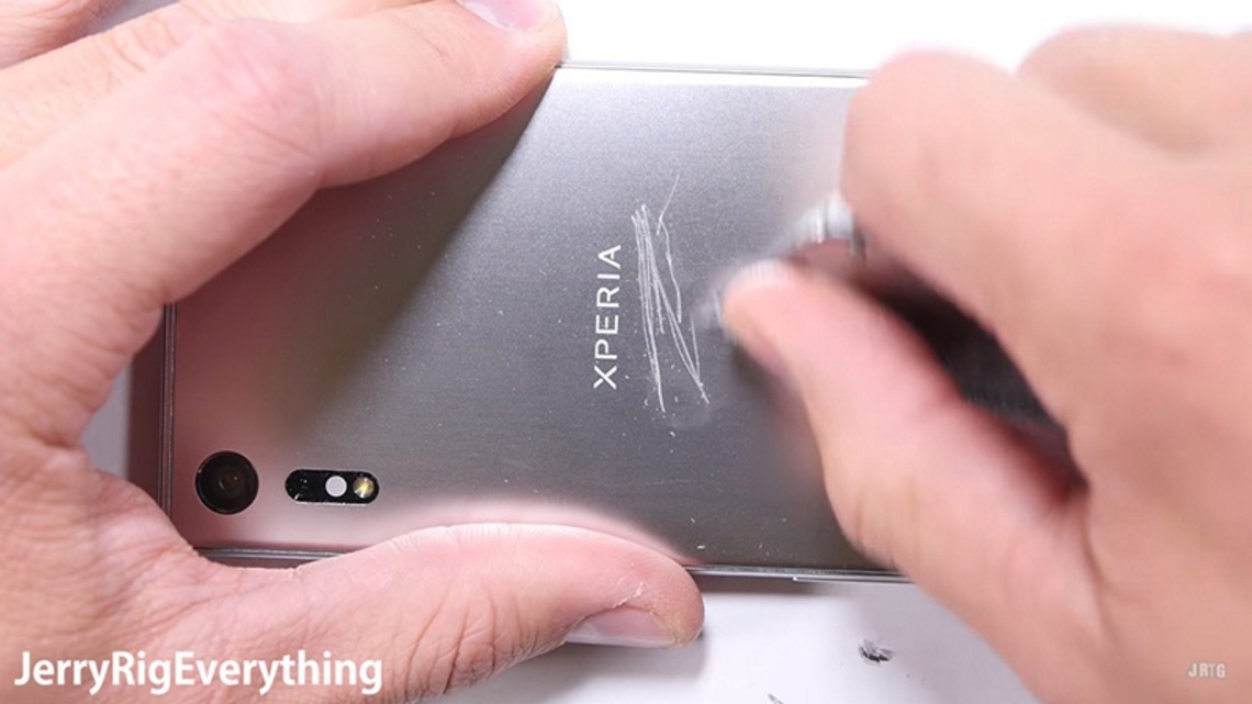 Test độ bền của Sony Xperia XZ 3
