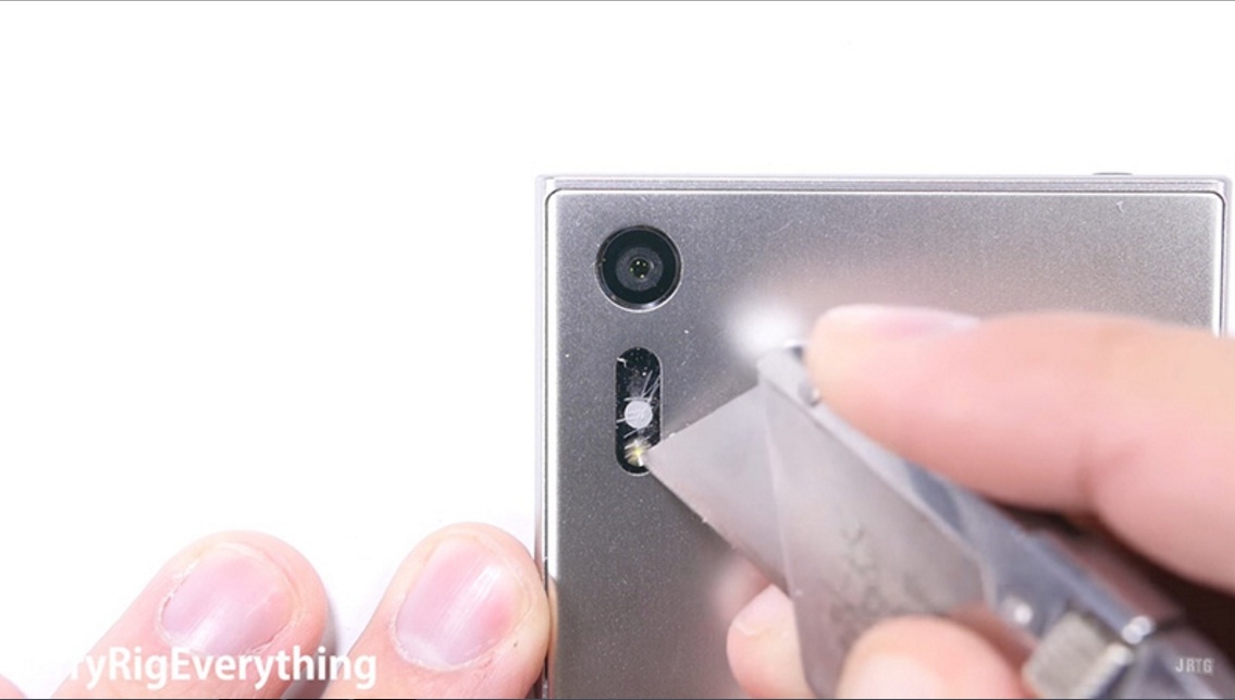 Test độ bền của Sony Xperia XZ 4