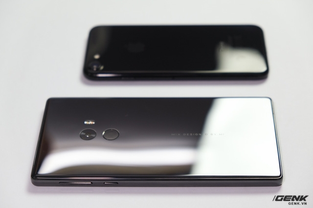 iPhone 7 Jet Black vs Xiaomi Mi MIX 1