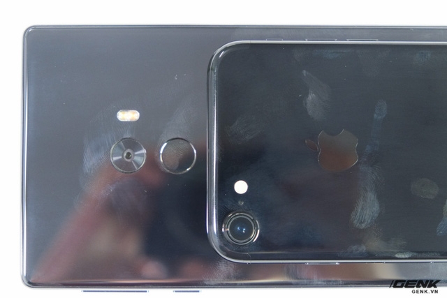 iPhone 7 Jet Black vs Xiaomi Mi MIX 10