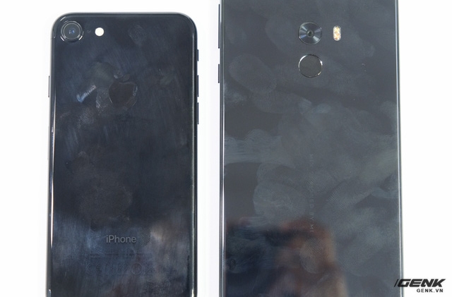 iPhone 7 Jet Black vs Xiaomi Mi MIX 11