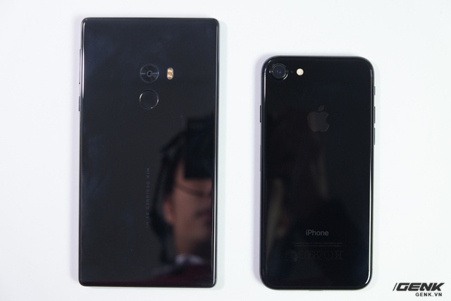 iPhone 7 Jet Black vs Xiaomi Mi MIX 2