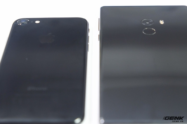 iPhone 7 Jet Black vs Xiaomi Mi MIX 3