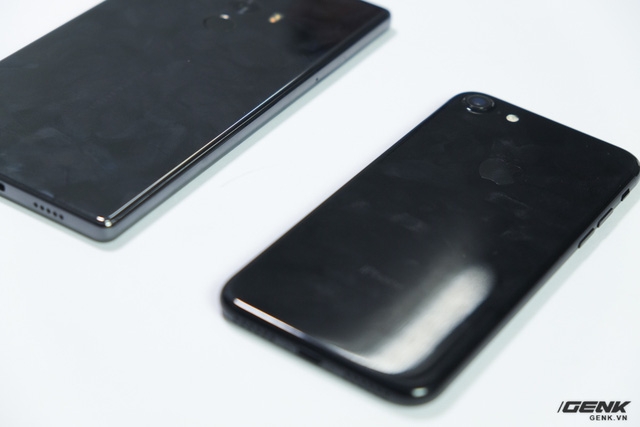 iPhone 7 Jet Black vs Xiaomi Mi MIX 5