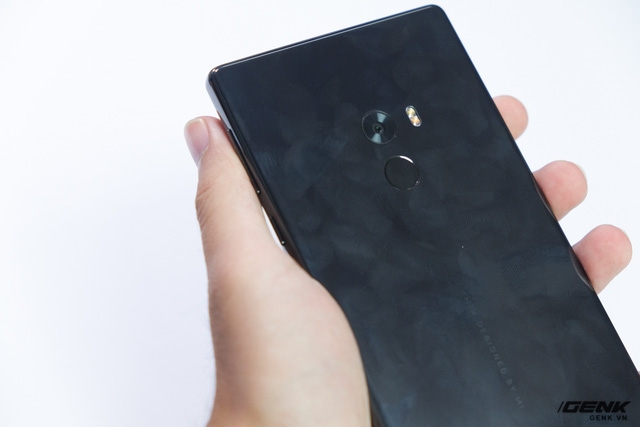 iPhone 7 Jet Black vs Xiaomi Mi MIX 7