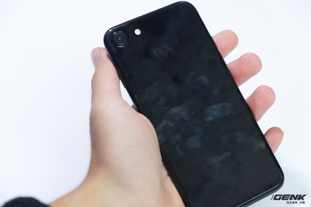 iPhone 7 Jet Black vs Xiaomi Mi MIX 8