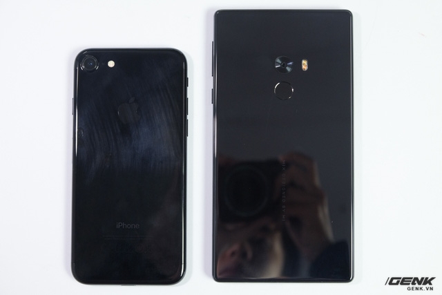 iPhone 7 Jet Black vs Xiaomi Mi MIX 9