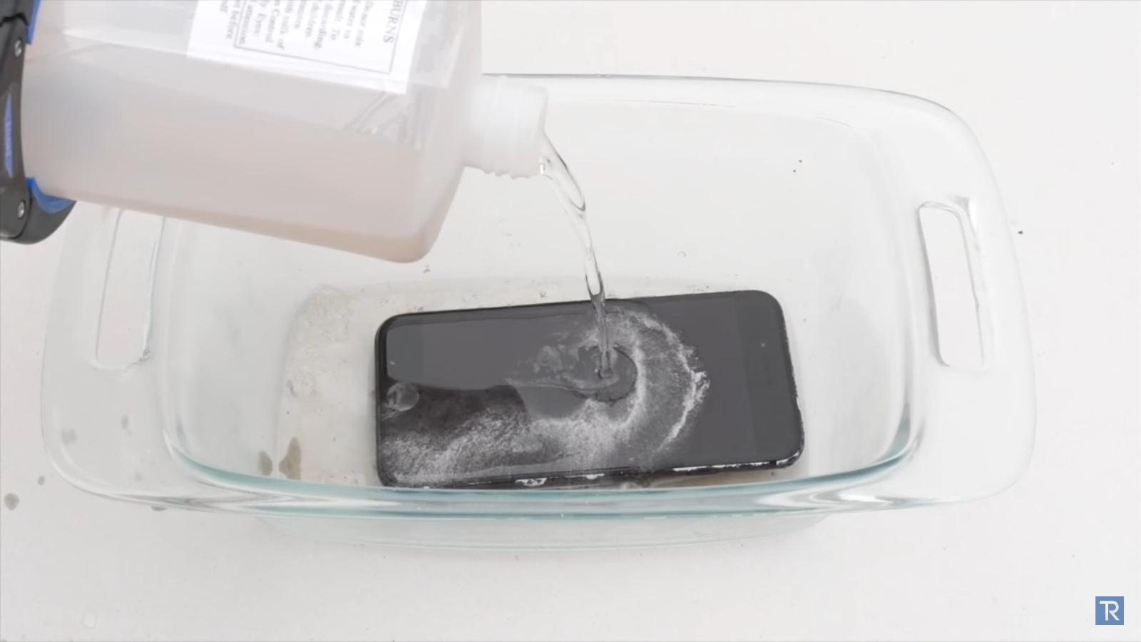 Màn đọ sức giữa iPhone 7 và acid mạnh nhất hành tinh