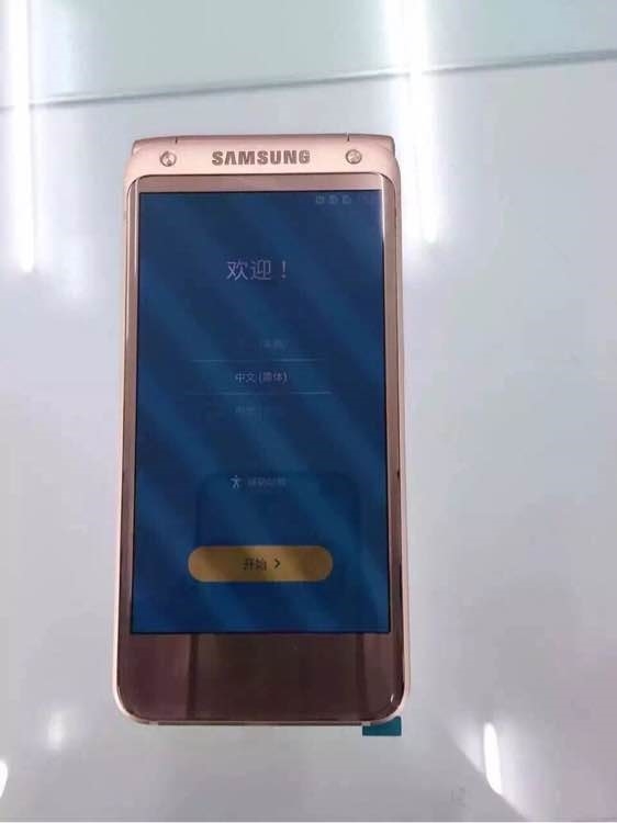 Lộ hình ảnh smartphone vỏ sò cao cấp của Samsung phiên bản màu hồng 1 Lộ hình ảnh smartphone vỏ sò cao cấp của Samsung phiên bản màu hồng 1