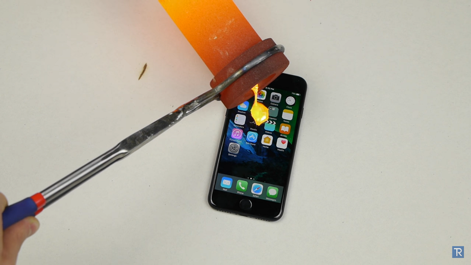 Màn tra tấn iPhone 7 bằng vàng gây sốt nhất từ trước tới nay 1 Màn tra tấn iPhone 7 bằng vàng gây sốt nhất từ trước tới nay 1