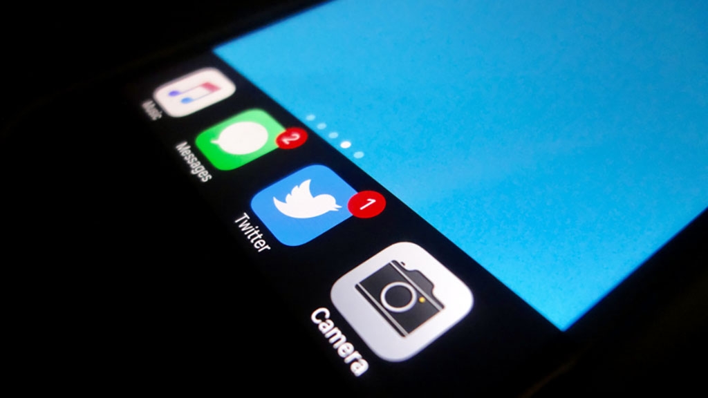 Mẹo đổi nền thư mục và thanh Dock trên iOS sang màu đen không cần jailbreak Mẹo đổi nền thư mục và thanh Dock trên iOS sang màu đen không cần jailbreak