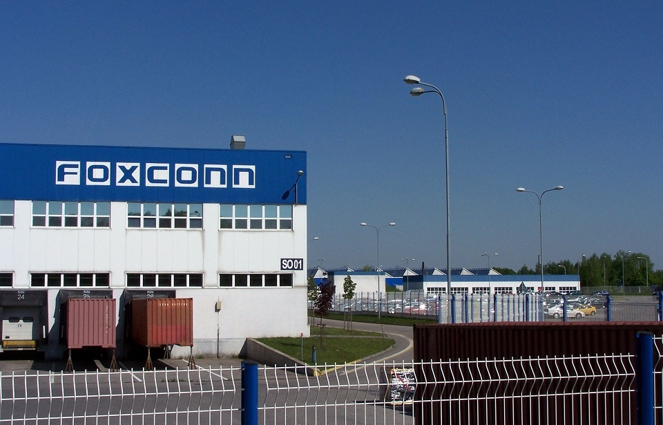 Microsoft sẽ đóng mảng điện thoại phổ thông, bán thương hiệu Nokia cho Foxconn