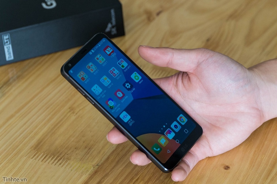 Mở hộp LG G6 đầu tiên tại Việt Nam 17