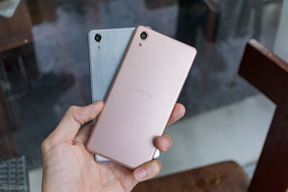 Mở hộp và trên tay Sony Xperia X Performance