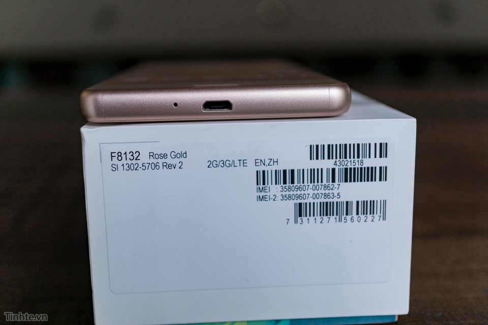 Mở hộp và trên tay Sony Xperia X Performance