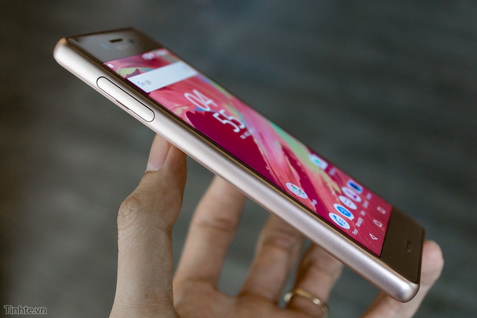 Mở hộp và trên tay Sony Xperia X Performance