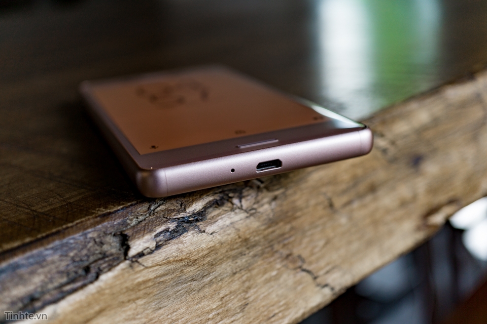 Mở hộp và trên tay Sony Xperia X Performance