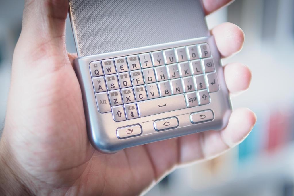Những lý do nên lựa chọn smartphone bàn phím cứng