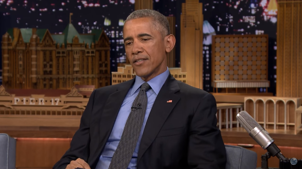 Phàn nàn về chiếc Blackberry cũ, Tổng thống Obama nhận về chiếc điện thoại đồ chơi