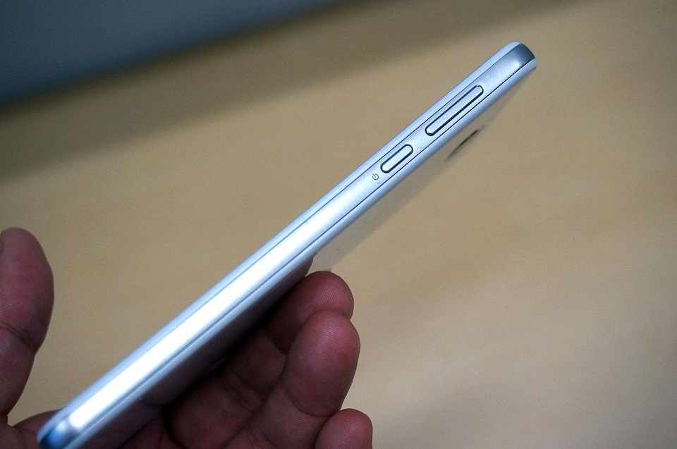 Sharp ra mắt điện thoại Android One mới có khả năng chống nước, chống bụi