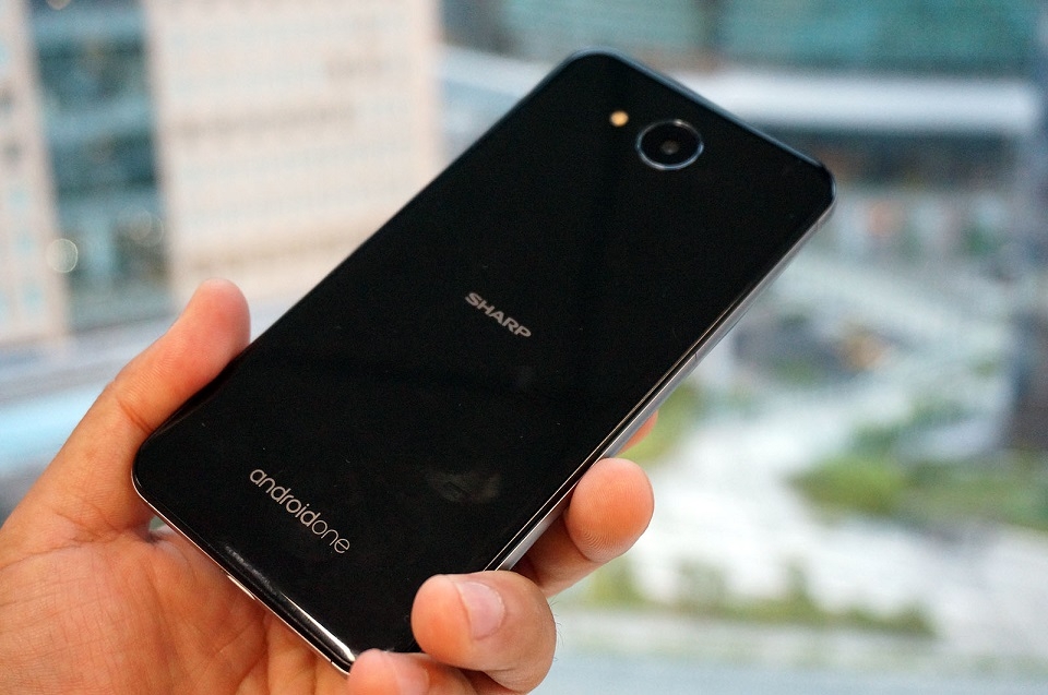 Sharp ra mắt điện thoại Android One mới có khả năng chống nước, chống bụi