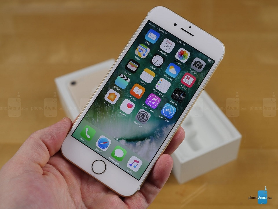 Chỉ trong ngày thứ 6, 100.000 chiếc iPhone 7 bán hết Chỉ trong ngày thứ 6, 100.000 chiếc iPhone 7 bán hết