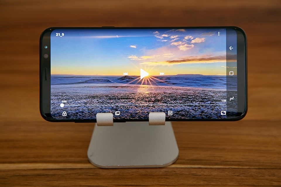 So sánh Samsung Galaxy S8 và Xiaomi Mi MIX 1