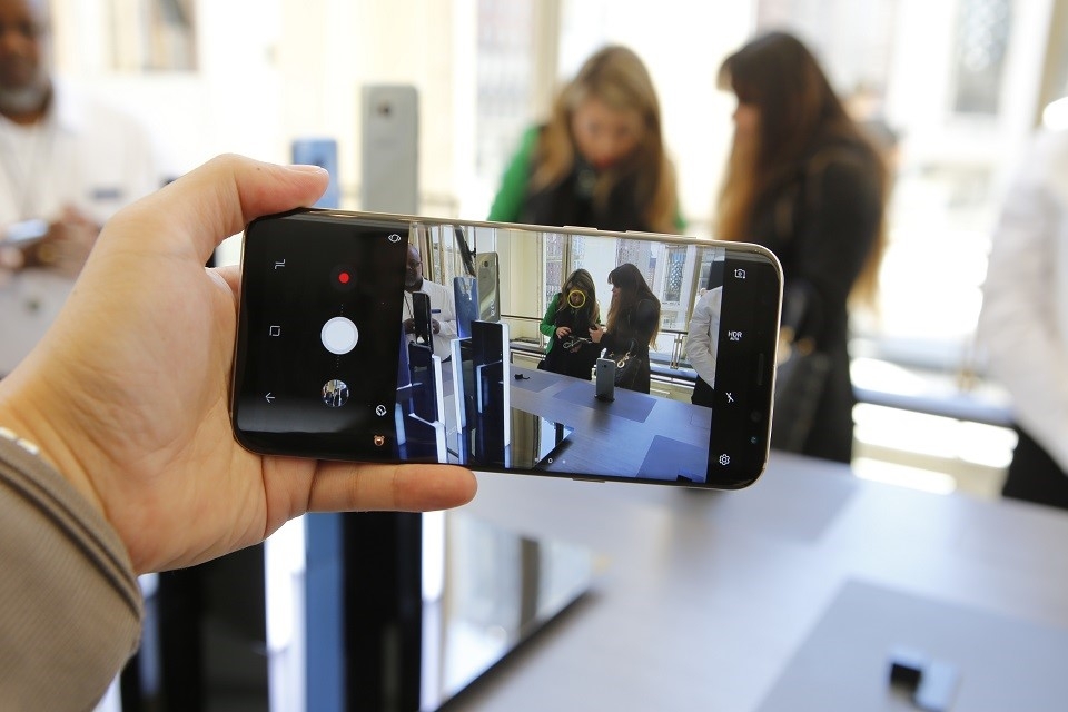 So sánh Samsung Galaxy S8 và Xiaomi Mi MIX 4