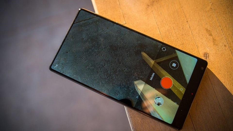 So sánh Samsung Galaxy S8 và Xiaomi Mi MIX 5