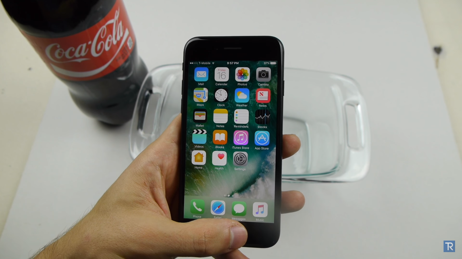 Sốc với khả năng hoạt động của iPhone 7 sau 17 tiếng đông đá Sốc với khả năng hoạt động của iPhone 7 sau 17 tiếng đông đá