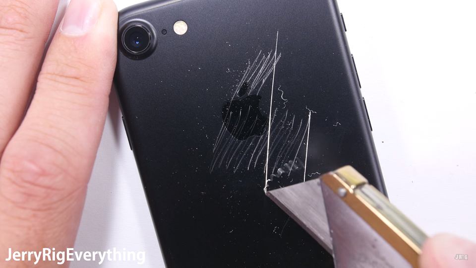 Thử nghiệm độ bền iPhone 7 bằng dao kéo và bẻ cong 2 Thử nghiệm độ bền iPhone 7 bằng dao kéo và bẻ cong 2