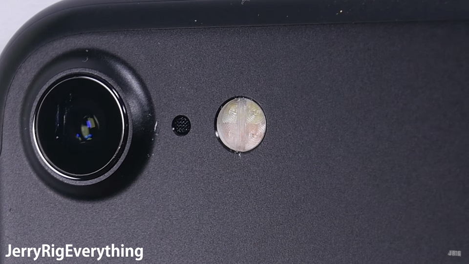 Thử nghiệm độ bền iPhone 7 bằng dao kéo và bẻ cong 3 Thử nghiệm độ bền iPhone 7 bằng dao kéo và bẻ cong 3