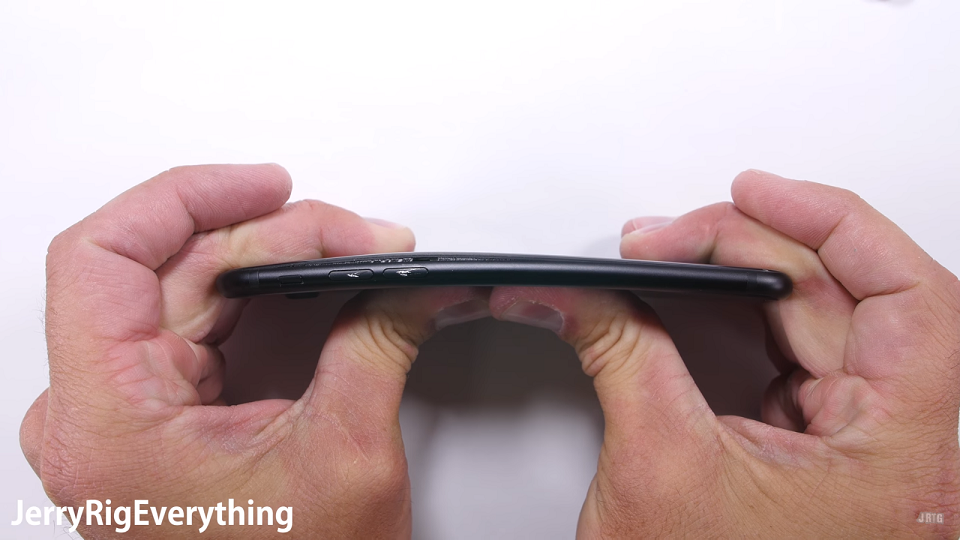 Thử nghiệm độ bền iPhone 7 bằng dao kéo và bẻ cong 4 Thử nghiệm độ bền iPhone 7 bằng dao kéo và bẻ cong 4