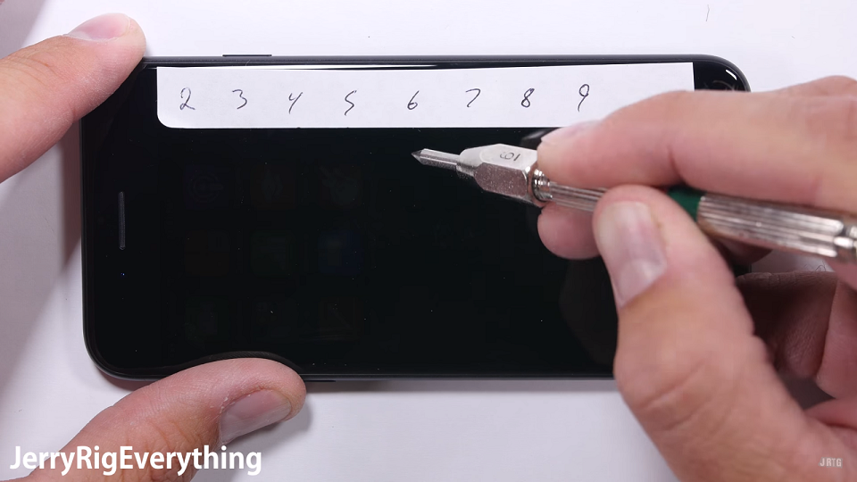 Thử nghiệm độ bền iPhone 7 bằng dao kéo và bẻ cong 1 Thử nghiệm độ bền iPhone 7 bằng dao kéo và bẻ cong 1