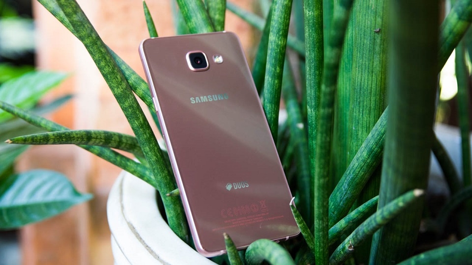 Top 4 smartphone ngoại hình long lanh dành cho phái nữ