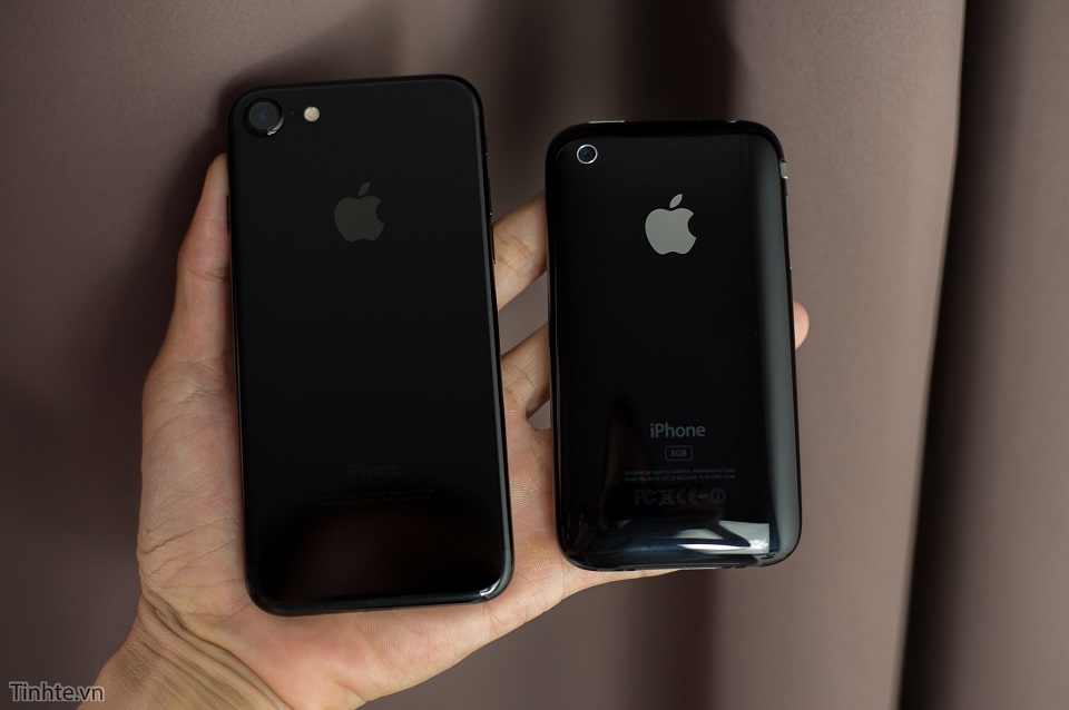 Trên tay iPhone 7 Jet Black và so sánh với iPhone 3G Jet Black 12