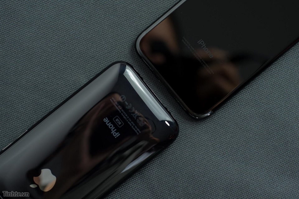 Trên tay iPhone 7 Jet Black và so sánh với iPhone 3G Jet Black 15