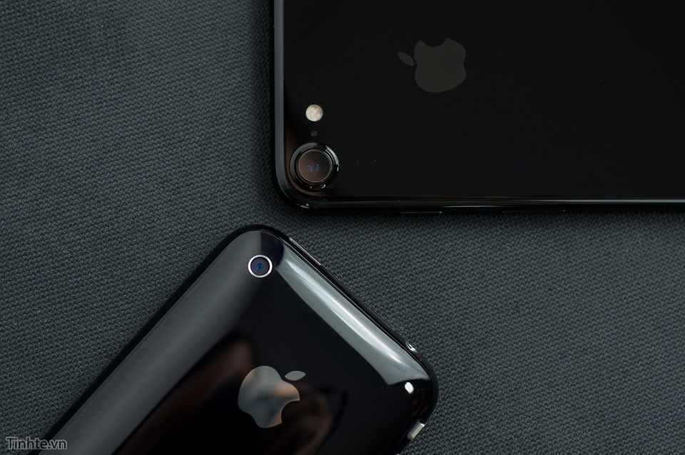 Trên tay iPhone 7 Jet Black và so sánh với iPhone 3G Jet Black 19