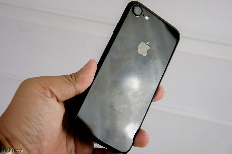 Trên tay iPhone 7 Jet Black và so sánh với iPhone 3G Jet Black 2