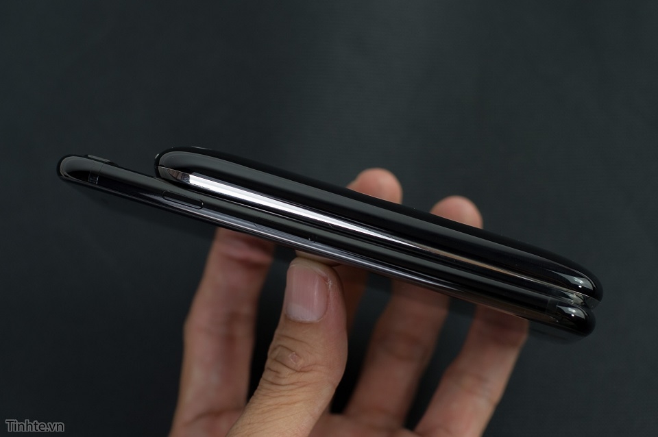 Trên tay iPhone 7 Jet Black và so sánh với iPhone 3G Jet Black 17