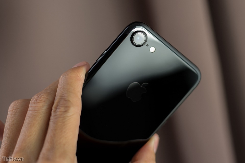Trên tay iPhone 7 Jet Black và so sánh với iPhone 3G Jet Black 9