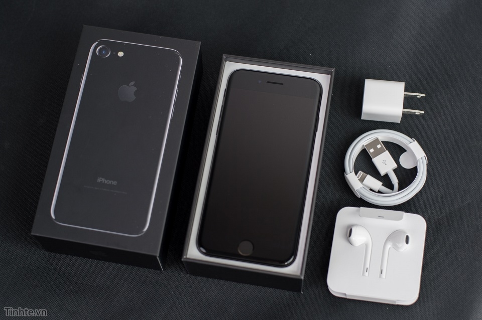 Trên tay iPhone 7 Jet Black và so sánh với iPhone 3G Jet Black 3