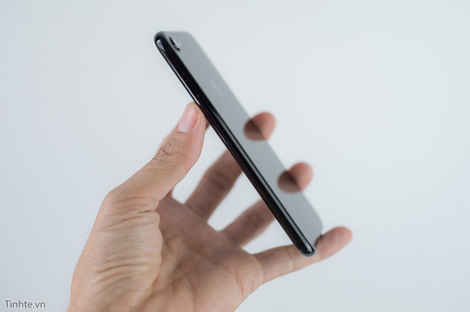 Trên tay iPhone 7 Jet Black và so sánh với iPhone 3G Jet Black 5