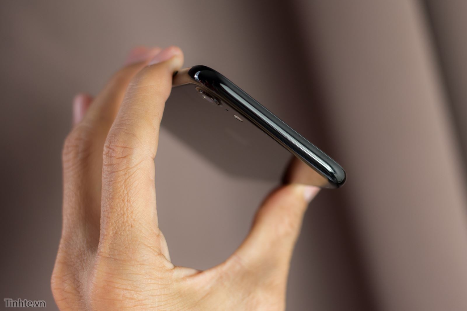 Trên tay iPhone 7 Jet Black và so sánh với iPhone 3G Jet Black 7