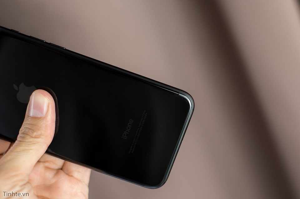 Trên tay iPhone 7 Jet Black và so sánh với iPhone 3G Jet Black 8