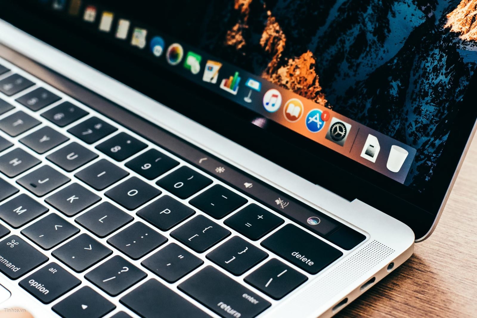 Trên tay MacBook Pro có Touch Bar đầu tiên ở Việt Nam 11 Trên tay MacBook Pro có Touch Bar đầu tiên ở Việt Nam 11