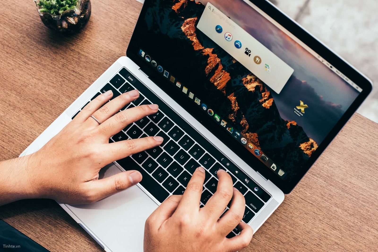 Trên tay MacBook Pro có Touch Bar đầu tiên ở Việt Nam 12 Trên tay MacBook Pro có Touch Bar đầu tiên ở Việt Nam 12