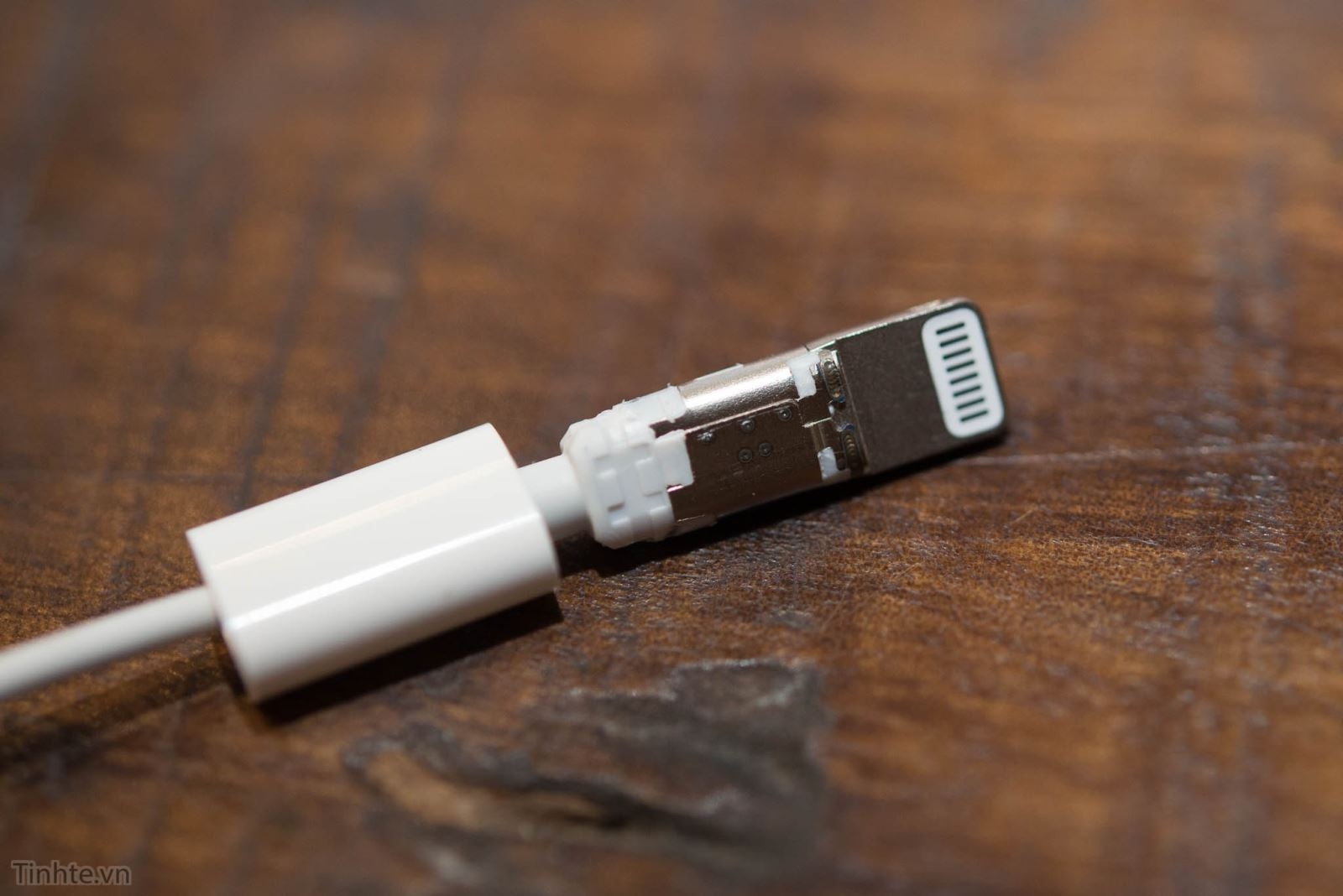 Trên tay phụ kiện chuyển đổi từ cổng Lightning sang jack 3.5mm cho iPhone 7